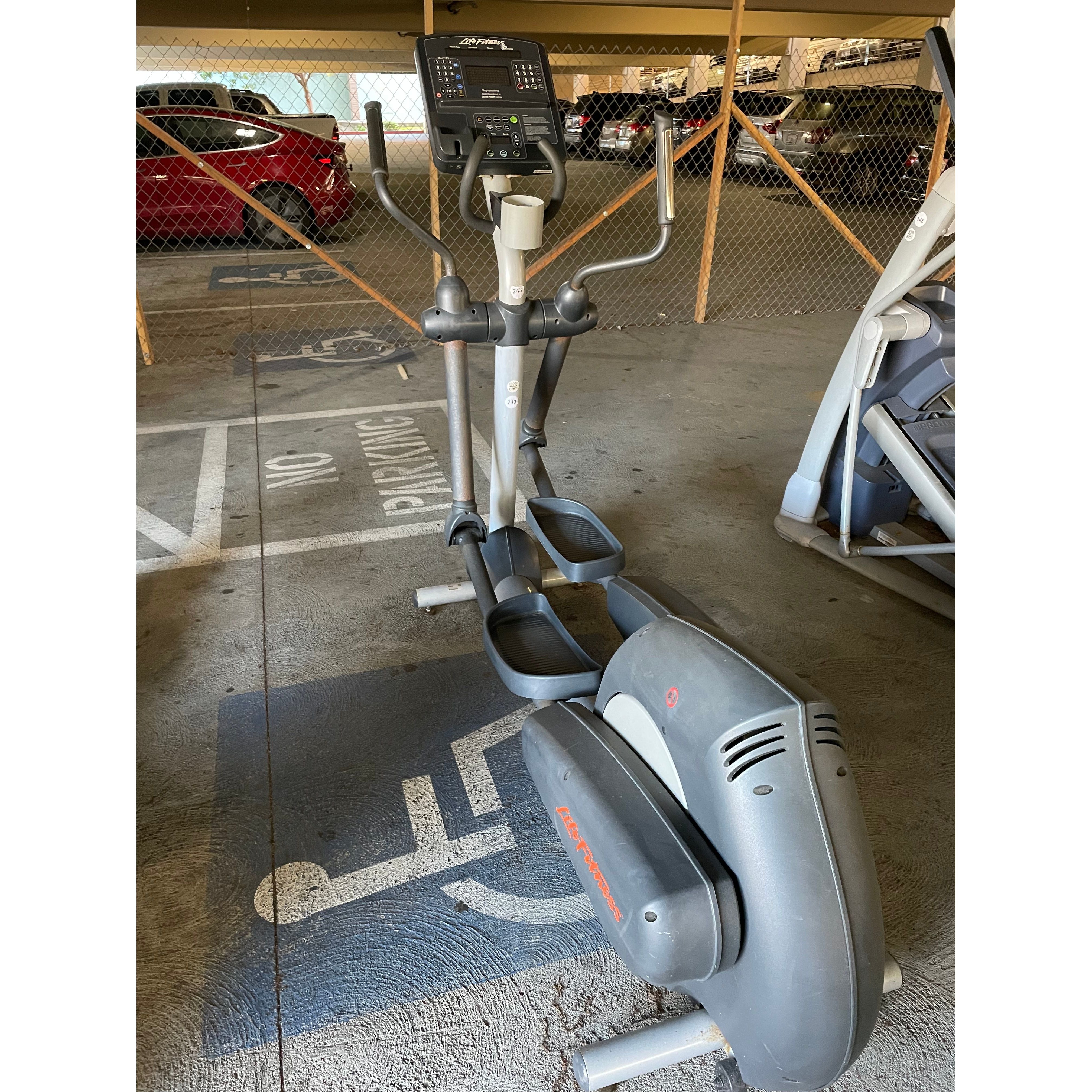 Life Fitness Integrity Series Elliptical CLSX Pre owned Sports